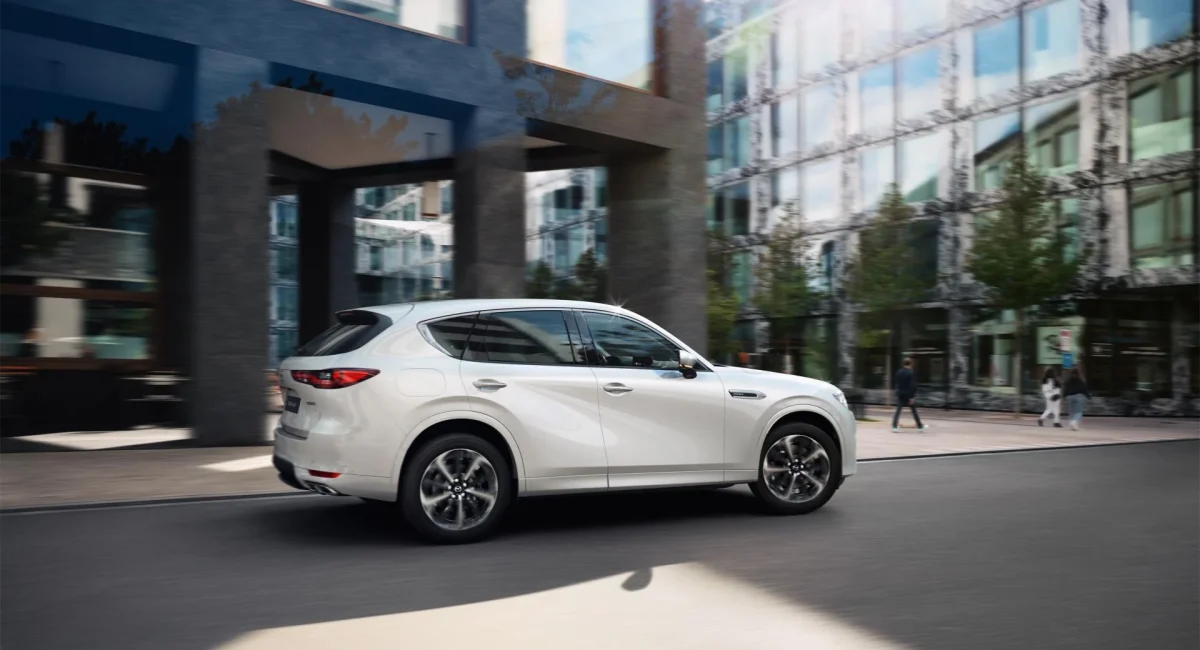 2021_cx-60_ger-lhd-_c101_ext_rq_white_high-_japanese_premium_whiteleather_city-1