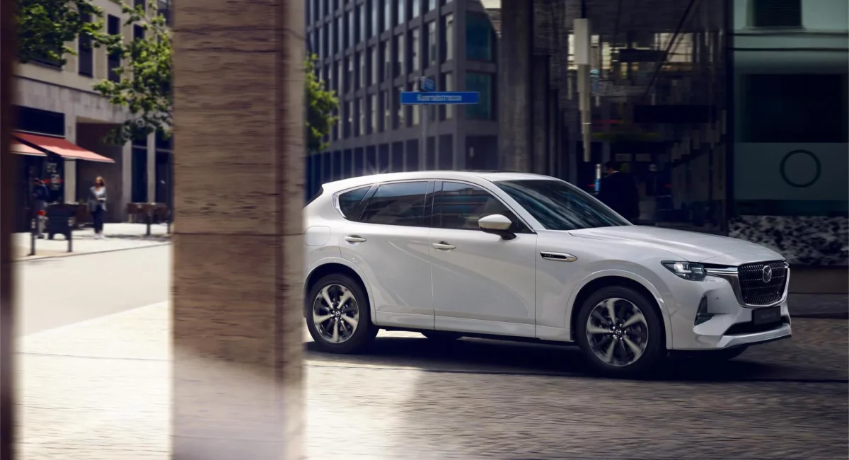 2021_cx-60_ger-lhd-_c115_ext_fq_white_high-_japanese_premium_whiteleather_city