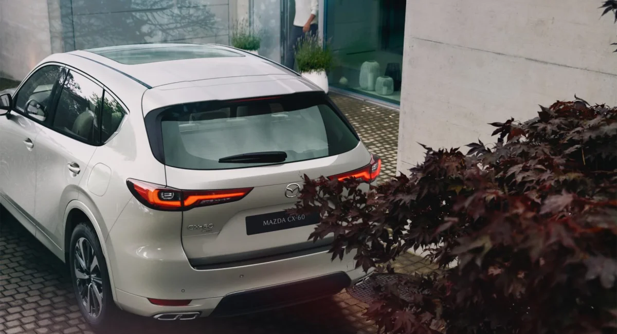 2021_cx-60_ger-lhd-_c118a_ext_rq_white_high-_japanese_premium_whiteleather_home_withoutcharger_till20240131